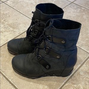 Sorel Joan of Arctic BLACK wedges in 7.5